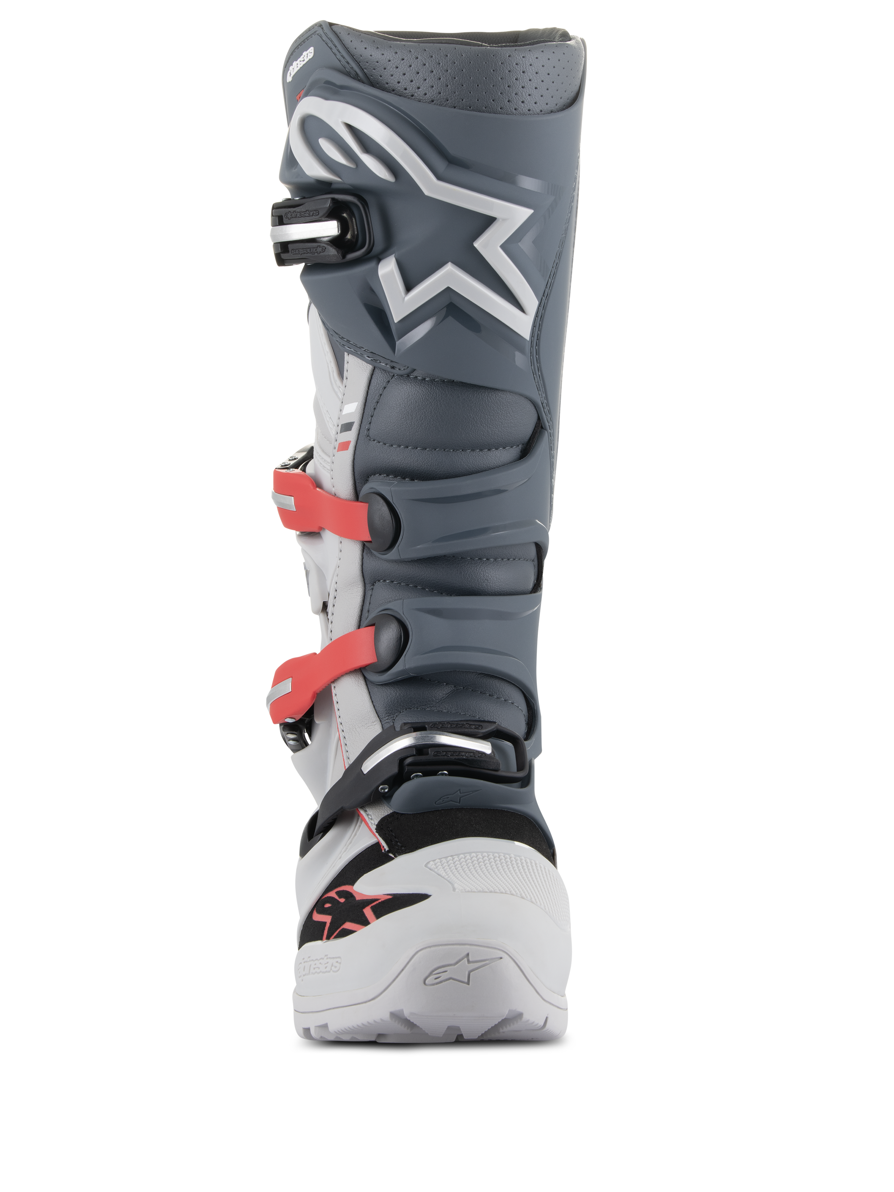 Alpinestars Tech 7 Enduro-stövlar, motocross- och endurostövlar, ljusgrå, mörkgrå och klarröd, vy framifrån med ett avancerat spännsystem med röda remmar, mörkgrå TPU-skenbensplatta med vit stjärnlogotyp och ett slitstarkt ljusgrått chassi.