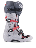 Alpinestars Tech 7 Enduro stövlar, terrängkörningsstövlar, ljusgrå och mörkgrå med klarröda detaljer, sidovy med ett stängningssystem med flera spännen, biomekanisk pivot för stabilitet och förstärkta TPU-skyddspaneler, robust enduro-specifik sula, högpresterande utrustning för motocross och terrängkörning.