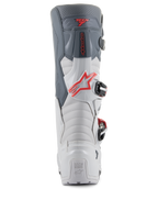 Alpinestars Tech 7 Enduro-stövlar, vy bakifrån, ljusgrå och mörkgrå med klarröda detaljer, med en förstärkt häl med 'TECH SERIES'-märkning, en röd stjärnlogotyp och ett hållbart spännsystem.