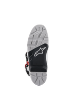Alpinestars Tech 7 Enduro-stövlar, vy av yttersula, grå och svart dubbelsammansatt sula med vit stjärnlogotyp, djupt mönstrat sulmönster för maximalt terränggrepp, utbytbar fotpinnsinsats utformad för hållbarhet vid enduro- och terrängkörning