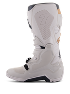 Alpinestars Tech 7 Enduro Drystar®-stövlar i Gray Sand, medial vy som visar greppaneler med bikakestruktur, ljusgrå TPU- och mikrofiberkonstruktion, svart yttersula och vattentätt membran för terrängkörning