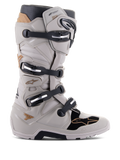 Alpinestars Tech 7 Enduro Drystar-stövlar, vattentäta enduro-motorcykelstövlar, grå sand och svarta med gulddetaljer, stängningssystem med fyra spännen, TPU-skyddsplattor, robust sula för grepp vid terrängkörning