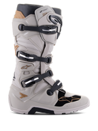 Alpinestars Tech 7 Enduro Drystar-stövlar, vattentäta enduro-motorcykelstövlar, grå sand och svarta med gulddetaljer, stängningssystem med fyra spännen, TPU-skyddsplattor, robust sula för grepp vid terrängkörning