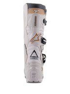 Alpinestars Tech 7 Enduro Drystar®-stövlar, Gray Sand, baksida som framhäver ASTARS-logotypen och TECH SERIES-hälplatta, ljusgrått TPU-chassi med sandfärgade detaljer och svarta spännen, konstruerade för endurokörning