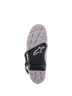 Alpinestars Tech 7 Enduro Drystar®-stövlar, vy av sulan, grå och svart, greppvänligt mönster med en texturerad svart mittpanel, vit Astar-logotyp, har ett utbytbart inlägg för hållbarhet och grepp vid endurokörning.