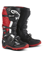 Alpinestars Honda Tech 7 Enduro Drystar®-stövlar, endurostövlar för motorcykel, svarta och klarröda, trekvartsvy framifrån med ett stängningssystem med fyra spännen, skyddande skenbensplattor och röda sulor med högt grepp samt tydliga Honda- och Alpinestars-logotyper.