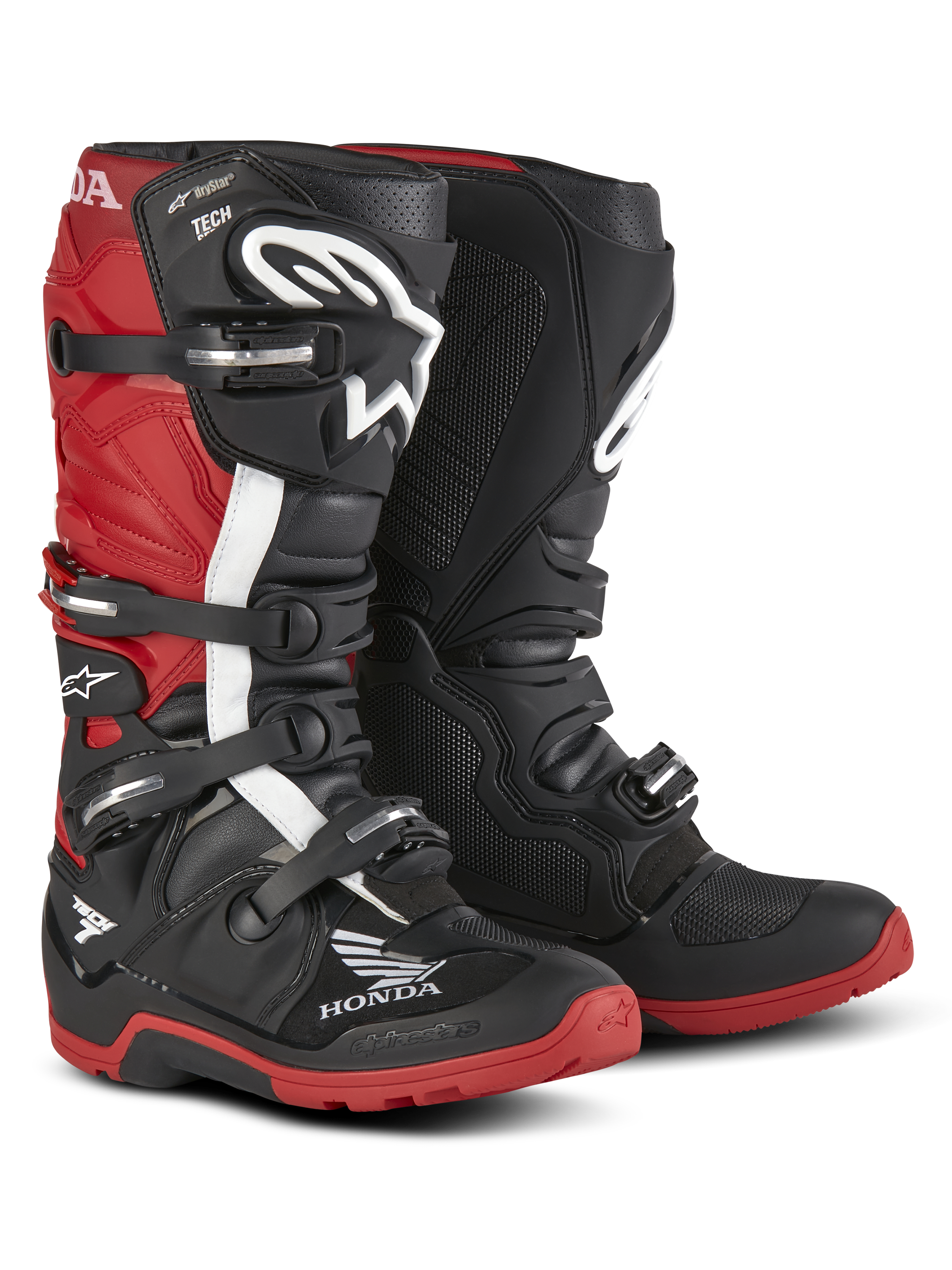 Alpinestars Honda Tech 7 Enduro Drystar®-stövlar, endurostövlar för motorcykel, svarta och klarröda, trekvartsvy framifrån med ett stängningssystem med fyra spännen, skyddande skenbensplattor och röda sulor med högt grepp samt tydliga Honda- och Alpinestars-logotyper.