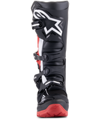 Alpinestars Honda Tech 7 Enduro Drystar-stövlar, svarta och klarröda, sedda framifrån, visar stängningssystemet med flera spännen, stor vit stjärnlogotyp på smalbenet och röd sula med Honda-logotyp, vattentäta off-road motorcykelstövlar