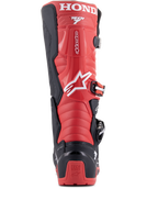 Alpinestars Honda Tech 7 Enduro Drystar®-stövlar, svart och klarröd, vy bakifrån med framträdande HONDA-varumärke på den övre vaden, TPU-hälskydd med Tech Series-logotyp och ett säkert spännsystem.