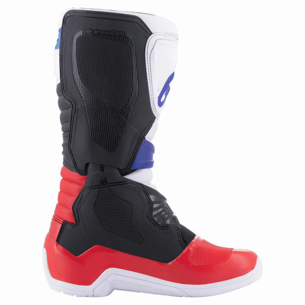 Alpinestars Tech 3 Boots, motocross-stövlar, vita, klarröda och mörkblå, sidoprofil som framhäver TPU-skenbenplattan och den skyddande konstruktionen, slitstarkt syntetmaterial för terrängkörning