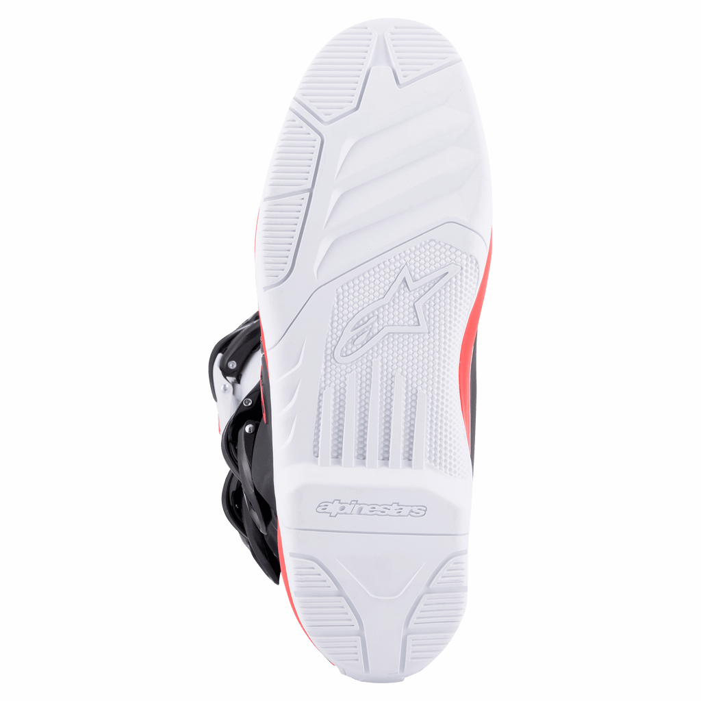 Alpinestars Tech 3-stövlar, White Bright Red Dark Blue, närbild av den vita yttersulan i gummi med högt grepp, mönstrad profil och präglad logotyp, designad för motocross och terrängprestanda.
