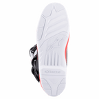 Alpinestars Tech 3-stövlar, White Bright Red Dark Blue, närbild av den vita yttersulan i gummi med högt grepp, mönstrad profil och präglad logotyp, designad för motocross och terrängprestanda.
