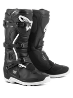 Alpinestars Tech 3 Enduro Waterproof-stövlar, motocross- och terrängstövlar, svarta och vita, med tre spännen, vit TPU-logotyp på smalbenet, förstärkt skydd för ankel och häl samt hållbara vita sulor.