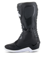 Alpinestars Tech 3 Enduro Waterproof stövlar, motocross- och endurostövlar, svarta och vita, sidoprofilvy med texturerade skyddspaneler, vit robust sula och vattentät syntetisk ovandel för terrängkörning