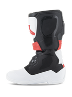Alpinestars Youth Tech 3S stövlar, motocross-stövlar, vit, svart och klarröd, profilvy från sidan, med hållbara TPU-skyddspaneler och ovandel i mikrofiber, vit sula och tå med svart vadparti och klarröda detaljer, skyddande terrängskodon för unga förare