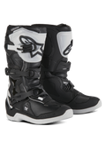 Alpinestars Youth Tech 3S stövlar, motocross-stövlar för unga förare, svarta och vita, med tre justerbara spännen, vit TPU-skenplatta med Alpinestars-logotyp, förstärkt hårdskalsskydd och en robust vit mönstrad sula, racingdesign för terrängkörning