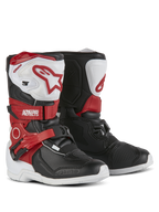Alpinestars Tech 3S Kids-stövlar, motocross-stövlar, vita, svarta och klarröda, med skyddande TPU-skenbensplattor, röda remmar med Alpinestars-logotyp, spännesstängning och slitstarka vita yttersulor.