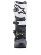 Alpinestars Tech 5-stövlar, motocross-stövlar, svart, mörkgrå och vit, vy framifrån med ett spännsystem med flera spännen, vit övre panel med svart Astars-logotyp, mörkgrå förstärkt tå och subtila gula detaljer
