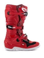 Alpinestars Youth Tech 7S-stövlar, motocross- och terrängstövlar, röda med svarta och vita detaljer, spännsystem med flera spännen, texturerade skyddspaneler, vit sula, förstärkt konstruktion för unga förare
