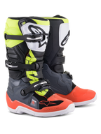 Alpinestars Youth Tech 7S-stövlar, motocrossstövlar, mörkgrå med röda och fluoriserande gula detaljer, vit TPU-skenbensplatta med svart logotyp, stängningssystem med tre spännen och hållbar vit sula, utvecklad för juniorförare för terrängkörning