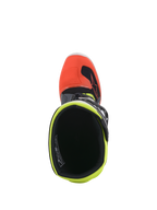 Alpinestars Youth Tech 7S-stövlar, motocross-stövlar, mörkgrå med röda och fluorescerande gula detaljer, vy uppifrån som visar den inre öppningen med fluorescerande gult foder och röd tåhätta, designade för terrängkörning för ungdomar