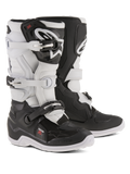 Alpinestars Youth Tech 7S stövlar, motocross-stövlar, svarta och vita, med justerbart spännsystem, TPU-skenbensskydd och pivotsystem, slitstark konstruktion med kraftigt mönstrade sulor för terrängkörning