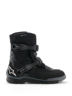Alpinestars Belize V2 Drystar® stövlar, svarta motorcykelstövlar, sidoprofil med två justerbara spännen, vit Alpinestars-stjärnlogotyp på hälen, robust terrängsula och vattentät design för adventure-körning