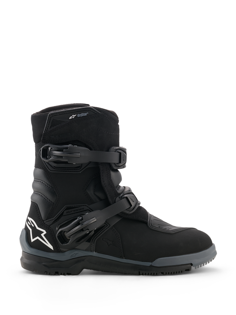 Alpinestars Belize V2 Drystar motorcykelstövlar, svarta touringboots med hög ankeldesign, två justerbara spännen, robust gummisula för grepp, vit stjärnlogotyp, slitstark och väderbeständig konstruktion, skyddande motorcykelstövel för tuff användning