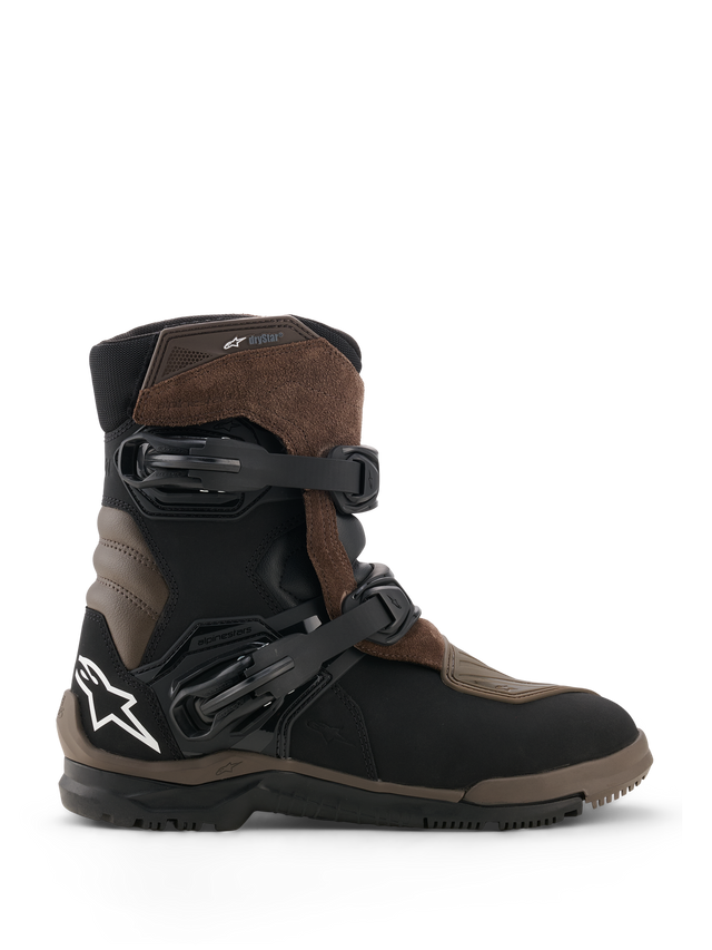 Alpinestars Belize V2 Drystar-stövlar, äventyrsstövlar för motorcykel, bruna och svarta, vattentät konstruktion i mocka och läder, två justerbara snabbspännen, texturerad vulkaniserad gummisula för terrängkörning, med vit stjärnlogotyp på hälen