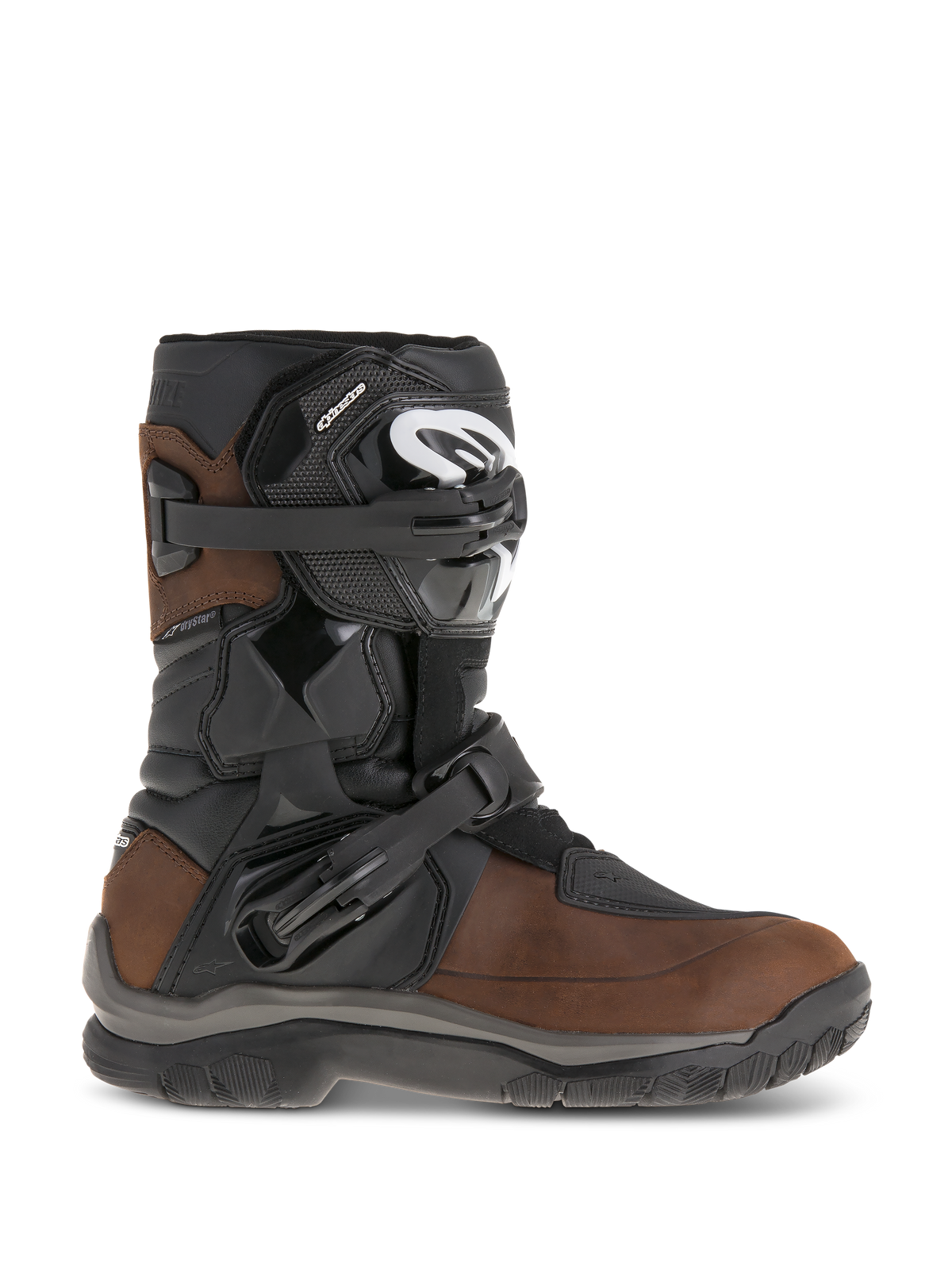 Alpinestars Belize Drystar-stövlar, korta motorcykelstövlar för adventure touring, oljat brunt och svart läder, har lateralt flexi-blade-ankelskydd, två justerbara spännen och en slitstark mönstrad gummisula.
