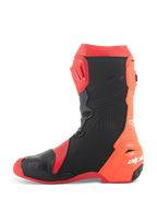 Alpinestars Supertech R Vented-stövlar, racingstövlar för motorcykel, ljusröd och röd fluo med svarta accenter, sidovy med omfattande perforeringar för maximalt luftflöde och TPU-skyddspaneler