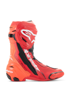Alpinestars Supertech R Vented stövlar, motorcykelracingstövlar, ljusröd och fluorescerande röd med vita och svarta detaljer, sidoprofil med omfattande perforeringar för ventilation, vit Astar-logotyp på smalbenet, TPU-tå- och hälsliders, professionella racingskor