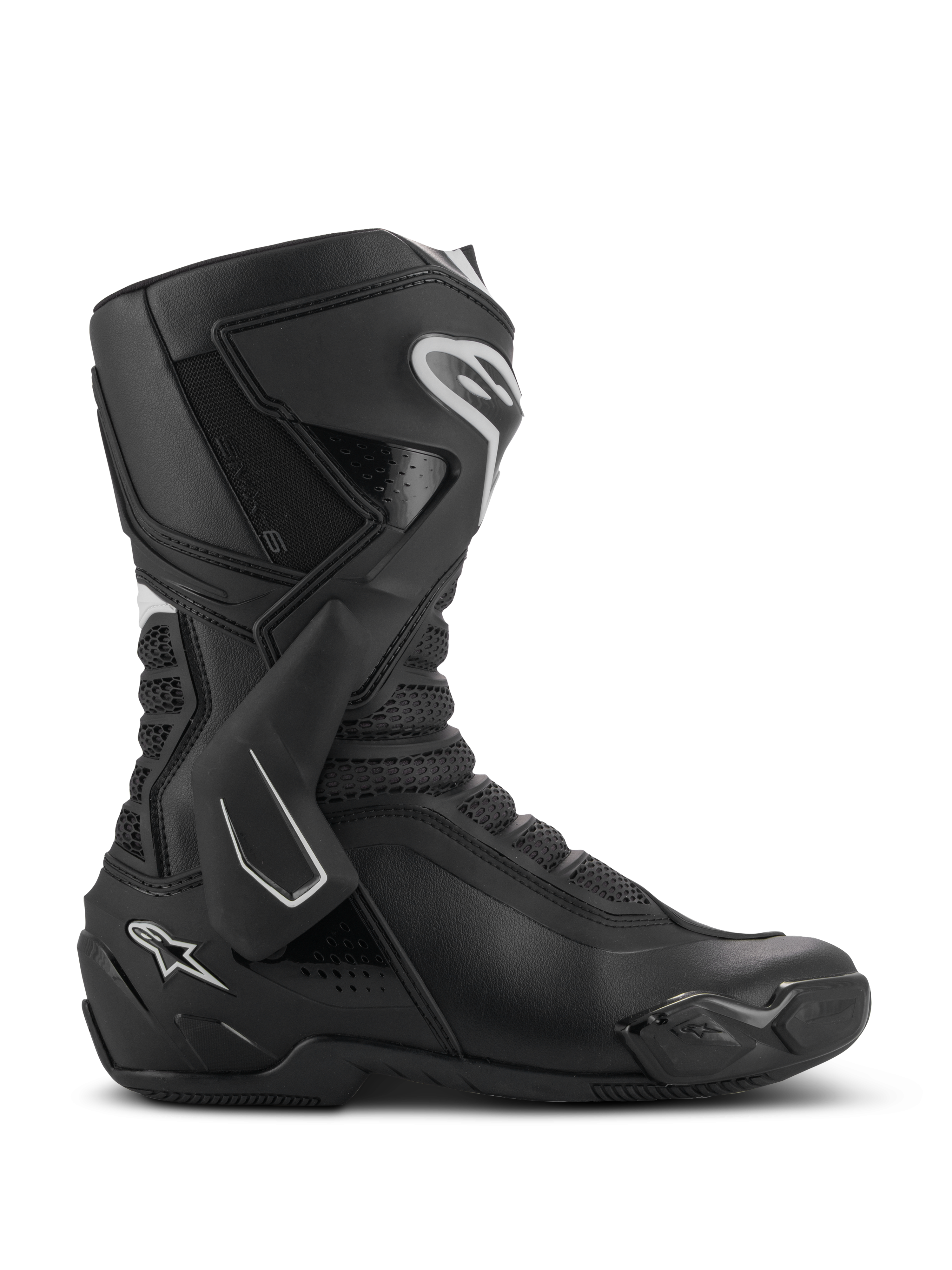 Alpinestars SMX-6 V3-stövlar, prestandastövlar för motorcykelkörning, svarta med vita detaljer, profilvy från sidan med ett TPU-ankelskyddssystem, texturerade flexzoner i mesh samt förstärkta häl- och tåkomponenter för prestanda på bana och gata.