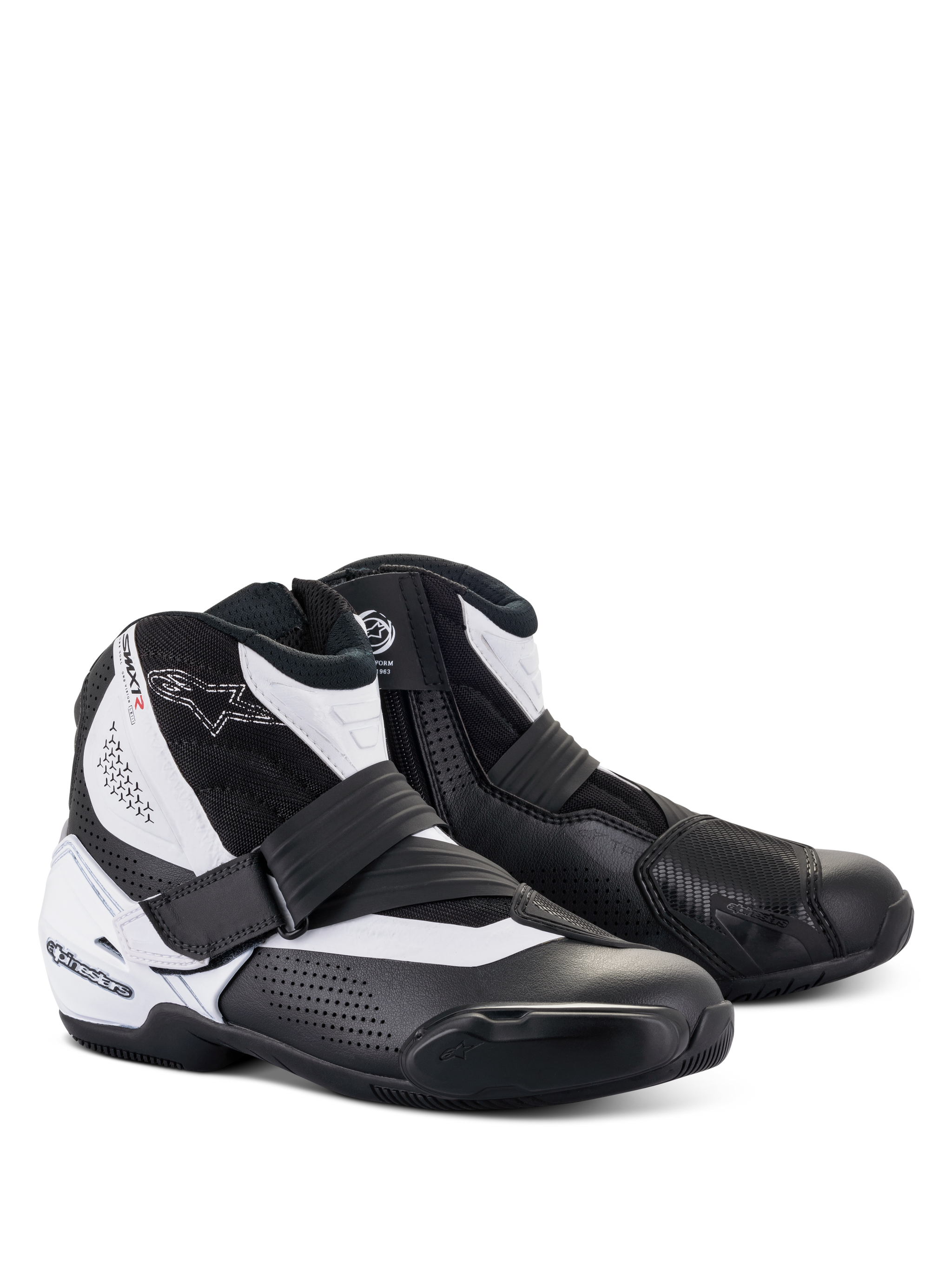 Alpinestars SMX-1 R V2 Ventilerade Stövlar, lågskurna motorcykelskor, svart och vit, med ovandel i perforerad mikrofiber för ventilation, hälkappa och växlingsplatta i TPU, dragkedja på sidan med remstängning, designade för prestandakörning på väg och sportkörning