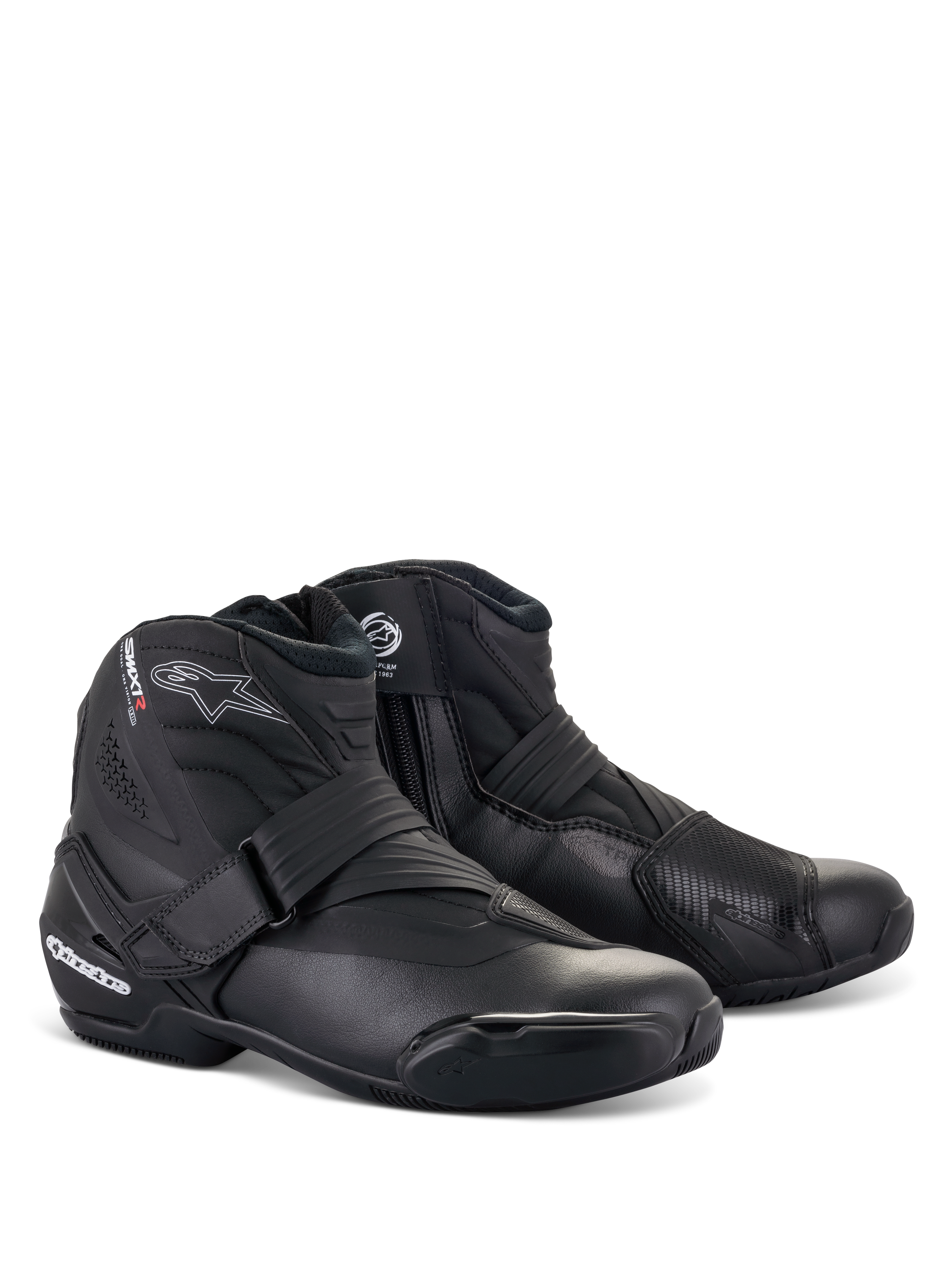Alpinestars SMX-1 R V2-stövlar, svarta lågskurna motorcykelstövlar, vita logotyper med röda detaljer, kardborreband och dragkedja på sidan, förstärkt TPU-skydd, strömlinjeformad aerodynamisk design för väg- och sportkörning