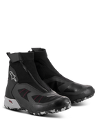 Alpinestars CR-8 GORE-TEX-skor, vattentäta motorcykelskor, svarta med mellangrå och klarröda detaljer, vinklad dragkedja, högt skuren stretchig bootie-konstruktion och hållbar grovmönstrad sula med kamouflagemönster