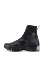 Alpinestars CR-8 GORE-TEX-skor, vattentäta motorskor, svart, mellangrå och klarröd, profilvy från sidan med en smidig svart textilöverdel, högskuren elastisk krage, 'ALPINESTARS PROTECTS'-logotyp vid ankeln, mellangrått hälstöd och klarröda detaljer.