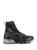Alpinestars CR-8 GORE-TEX-skor, vattentäta motorcykelskor, svarta och mellangrå med klarröda detaljer, hög design med vinklad dragkedja fram, sömlös textilkonstruktion, robust grå och vit marmorerad sula