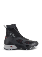Alpinestars CR-8 GORE-TEX-skor, vattentäta motorcykelskor, svarta och mellangrå med klarröda detaljer, hög design med vinklad dragkedja fram, sömlös textilkonstruktion, robust grå och vit marmorerad sula