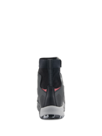 Alpinestars CR-8 GORE-TEX-skor, vattentäta motorskor, svarta, mellangrå och klarröda, vy bakifrån som framhäver högskuren elastisk krage, förstärkt hälkappa och grå mellansula.