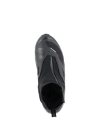 Alpinestars CR-8 GORE-TEX-sko i svart, mellangrå och klarröd, vy uppifrån som visar den vinklade vattentäta dragkedjan, innerstövelkonstruktion och texturerad växelplatta för motorcykel-touring i alla väder.