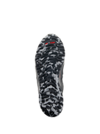 Alpinestars CR-8 GORE-TEX-skor, vy av yttersulan, svart och mellangrått kamouflagemönster, röd TPF-logotyp på mönstrad gummisula, detalj av vattentät touring-sko