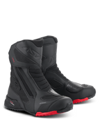 Alpinestars RT-7 Drystar-stövlar, motorcykelstövlar för touring, svarta och röda, med vattentätt Drystar-membran, hållbar konstruktion i textil och mikrofiber, röda grovmönstrade sulor och skyddande förstärkta områden för äventyr i all terräng