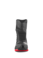 Alpinestars RT-7 Drystar®-stövlar, touringstövlar för motorcykel, svarta och röda, sedda framifrån, med förstärkt tåbox, 3D-printad växelplatta och en klarröd grovmönstrad sula, vattentät design för äventyrskörning
