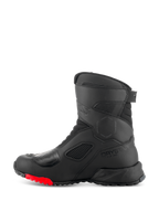 Alpinestars RT-7 Drystar®-stövlar, touringstövlar för motorcykel, svart och röd, profilvy från sidan med Drystar-logotyp, förstärkt växelplatta och slitstark grovmönstrad sula med röda accenter för äventyrskörning.