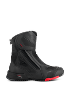 Alpinestars RT-7 Drystar stövlar, motorcykelstövlar för touring, svarta med röd detalj på sulan, vattentäta med andningsförmåga, sidoprofil med dragkedja och kardborrestängning, texturerade textilpaneler med reflekterande prickar, robust mönstrad sula, avancerad syntetisk konstruktion