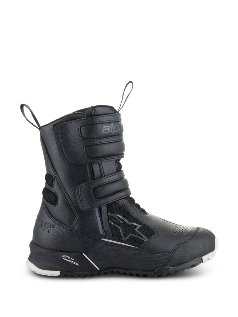 Alpinestars Stella RT-7 Touring Drystar-stövlar för dam, svarta motorcykelstövlar för touring, sidovy som visar tre kardborreband, vattentät ovandel i mikrofiber och textil, förstärkt häl med stjärnlogotyp och slitstark grovmönstrad sula med vita detaljer