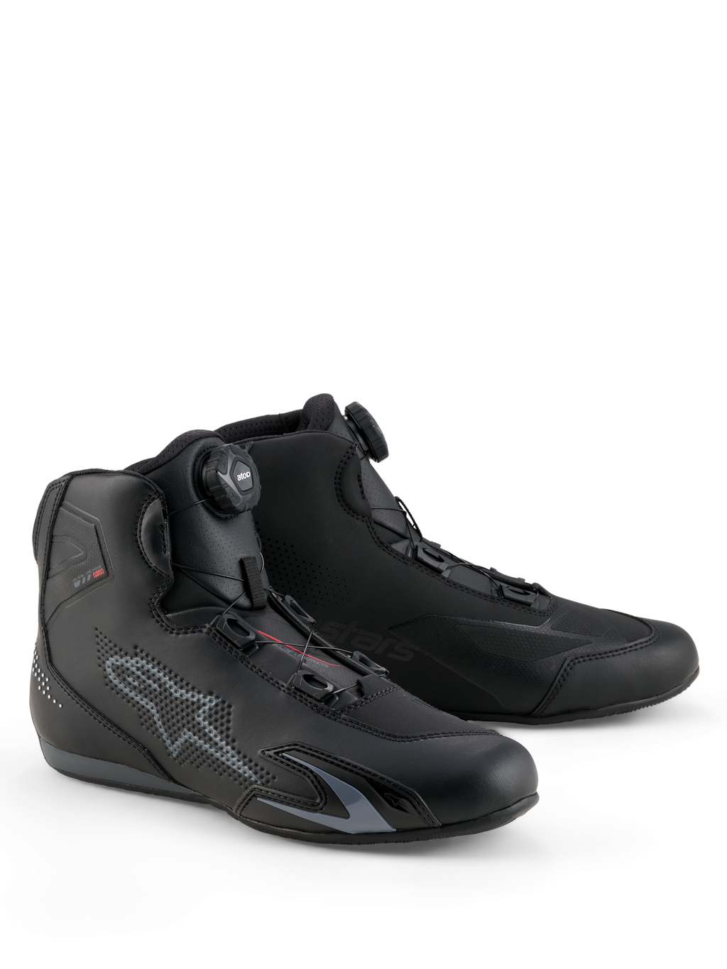 Alpinestars Celer skor, motorcykelskor, svarta och mörkgrå, med integrerat Rotorstängningssystem för precisionspassform, teknisk mikrofiberkonstruktion med perforerad stjärnlogotyp, sportig lågprofilsdesign för racing och stadskörning