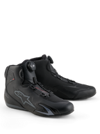 Alpinestars Celer skor, motorcykelskor, svarta och mörkgrå, med integrerat Rotorstängningssystem för precisionspassform, teknisk mikrofiberkonstruktion med perforerad stjärnlogotyp, sportig lågprofilsdesign för racing och stadskörning