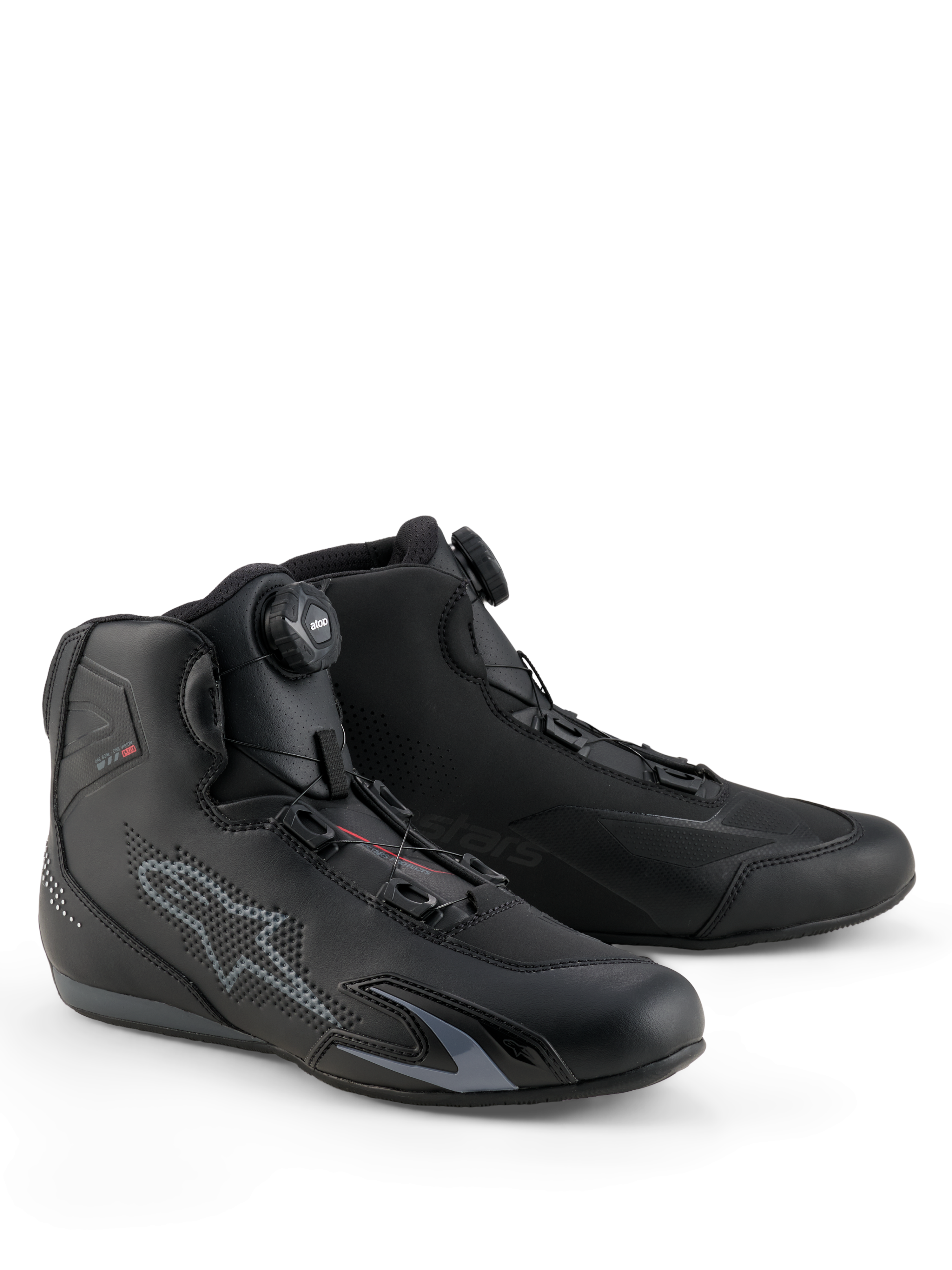 Alpinestars Celer skor, motorcykelskor, svarta och mörkgrå, med integrerat Rotorstängningssystem för precisionspassform, teknisk mikrofiberkonstruktion med perforerad stjärnlogotyp, sportig lågprofilsdesign för racing och stadskörning